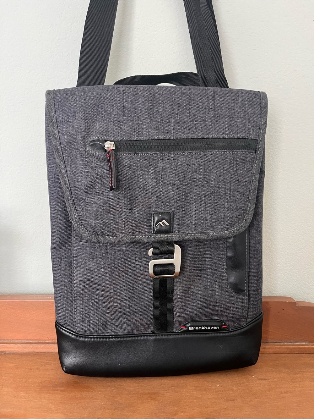 Brenthaven Collins Vertical Messenger Bag for Surface Pro